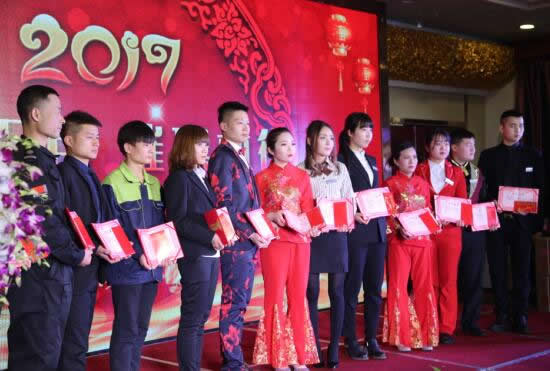 陝西OG平台集團2017新年聯歡會現場發放10萬元福利(圖9)